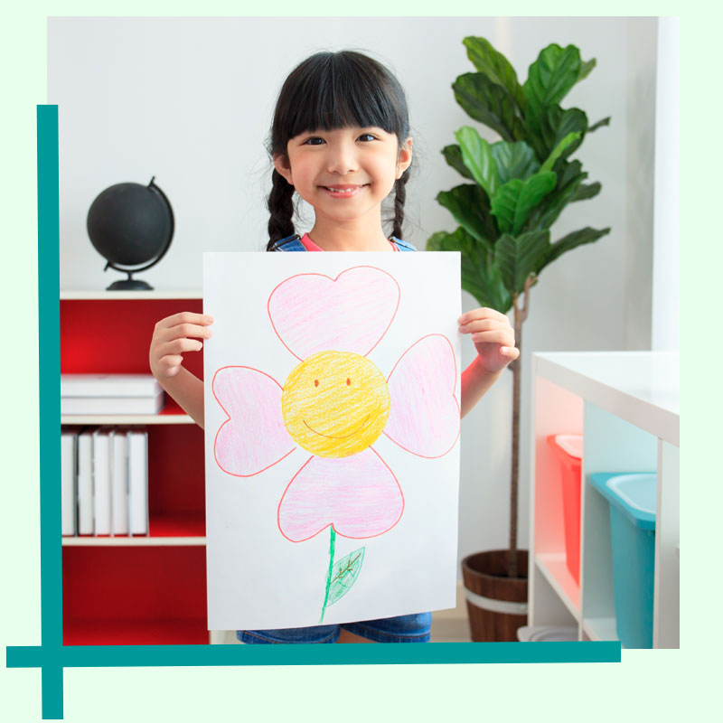 Aziatisch meisje laat vrolijke tekening zien - aan de therapie vooraf